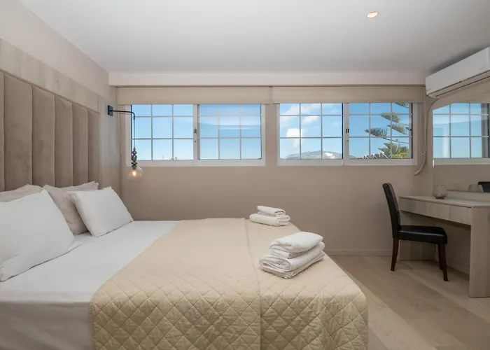 Anadiomeni Pool & By 