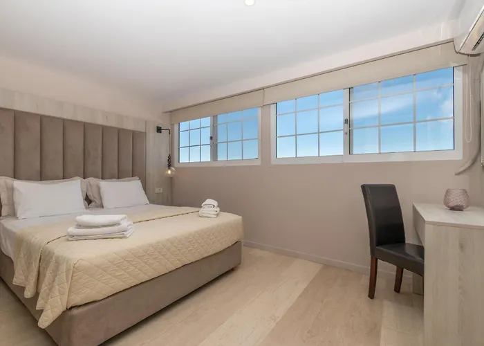 Anadiomeni Pool & By 